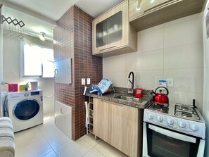 Køleskab, ovn, kogeplade, elkedel