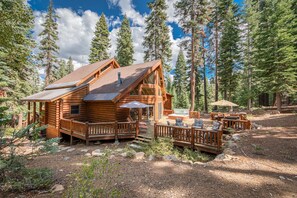 Exterior - Lodgepole by Tahoe Getaways - Tahoe Donner 3BR w Hot Tub & HOA (Truckee)