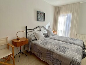 2 quartos, escrivaninha, ferros/tábuas de passar roupa, berço de viagem
