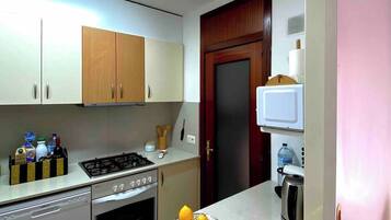 Een koelkast, een magnetron, een oven, een vaatwasser