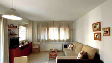 Een smart-tv en boeken