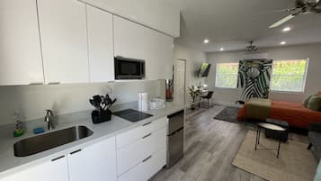 Refrigerador, microondas, parrilla de estufa y cafetera y tetera