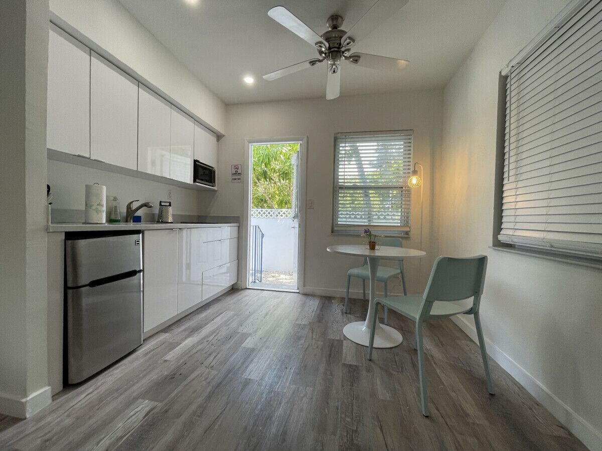 Refrigerador, microondas, parrilla de estufa y cafetera y tetera 