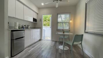 Refrigerador, microondas, parrilla de estufa y cafetera y tetera