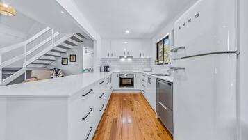 Jääkaappi, mikroaaltouuni, uuni, liesi