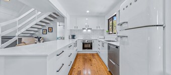 Charming Coastal Cottage - Pet Friendly, Boat Parking, Walk to Beach & Shops
