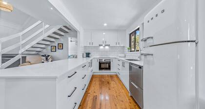 Coastal Cottage - Pet Friendly, Boat Parking, Walk to Beach & Shops