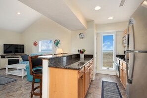 Jääkaappi, mikroaaltouuni, uuni, liesi