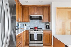 Coffee/tea maker, fridge, microwave, oven