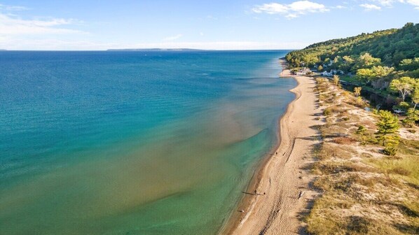 På stranden