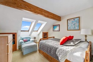3 bedrooms, desk, iron/ironing board, WiFi