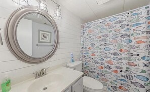 Ensemble douche/baignoire, sèche-cheveux, savon