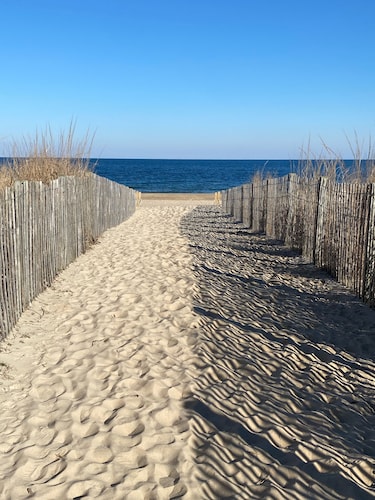 Oceanside 2bed 2bath condo, close to beach & perfect for families!