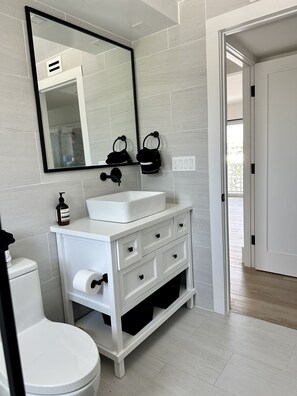 أحواض استحمام، مجففات شعر، مناشف، ورق حمّام