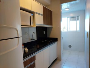 Geladeira, micro-ondas, cooktop, cafeteira/chaleira