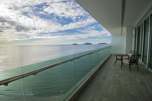 Malecon Location Torre eMe #1501 with Pool