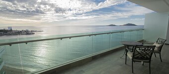 Malecon Location Torre eMe #1501 with Pool