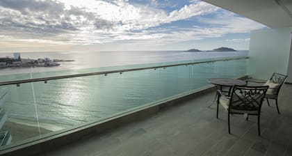 Torre eMe Oceanfront Condo #1501 with Pool