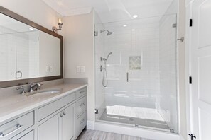 Douche, sèche-cheveux, serviettes fournies