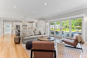 TV, ping pong, books, stereo - Breakwater Acres 164-B  Luxurious Estate by the Bay in Brewster (Brewster)