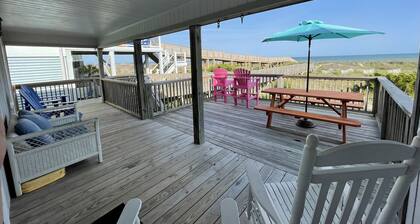 Charming oceanfront cottage, pet friendly, private walkway to the beach