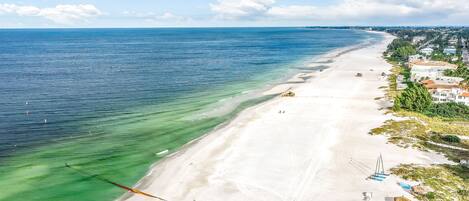 Playa en los alrededores y toallas de playa