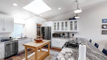 Geladeira, micro-ondas, fogão, cooktop