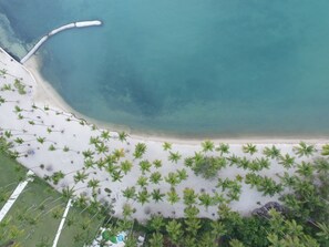 Nær stranden og strandhåndklær