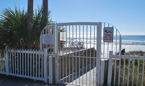 Property grounds - A families Paradise awaits you, steps away from the Beach (Miramar Beach)
