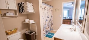 Combined shower/bathtub, hair dryer, towels, soap - A families Paradise awaits you, steps away from the Beach (Miramar Beach)