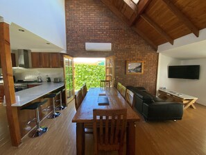 Réfrigérateur, four à micro-ondes, un four, lave-vaisselle