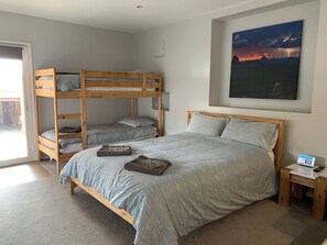 4 habitaciones, escritorio, tabla de planchar con plancha y wifi gratis 