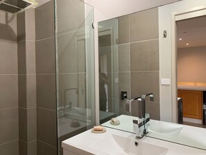 Ensemble douche/baignoire, sèche-cheveux, serviettes fournies, savon