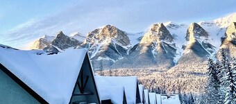 Two Storey Cozy Chalet W/2BR&2BA Balcony Mountain Views/By Banff Gate / Sleep 6