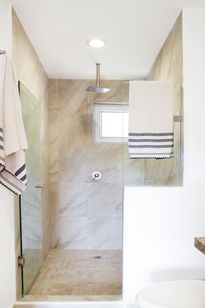 Douche, serviettes fournies, savon, papier toilette