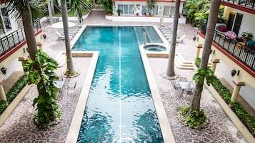 Una piscina al aire libre, una piscina climatizada