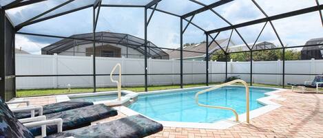 Una piscina al aire libre, una piscina climatizada