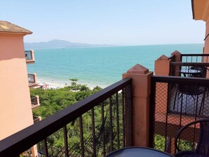 Property grounds - Luxury side studio in Jurerê Beach Village (SC)