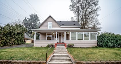 Adorable dog-friendly duplex near Main Street with full kitchen