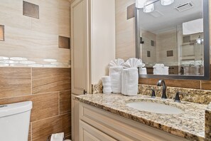 Bañera, secador de pelo y toallas