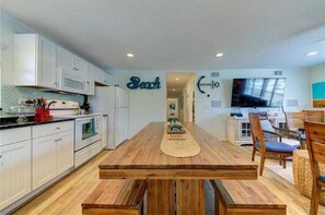 ثلاجة، ميكروويف، ماكينة لصنع القهوة/الشاي، مستلزمات طهي/أطباق/أوعية