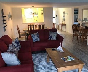 Living area - 2 Bedroom Springwood Villa- 1st floor & short walk to the beach!! (Hilton Head Island)