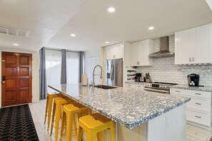 Een koelkast, een magnetron, een oven, een kookplaat