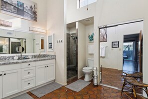 Badkar/dusch, hårtork, handdukar och tvål