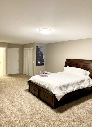 3 habitaciones, tabla de planchar con plancha y cuna de viaje 