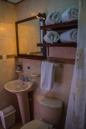 Standard-Dreibettzimmer | Badezimmer