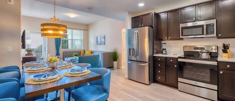 Refrigerador, microondas, horno, placa de cocina