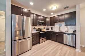 Fridge, microwave, oven, stovetop - VCR2-104 Brand New Apartment - Convention Center (Orlando)