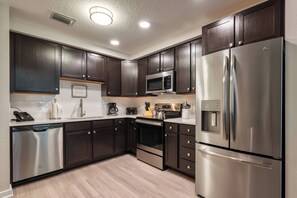 Refrigerador, microondas, horno y parrilla de estufa 