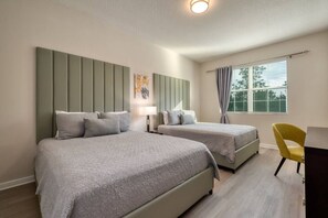 3 slaapkamers, een bureau, een strijkplank/strijkijzer, reisbedje